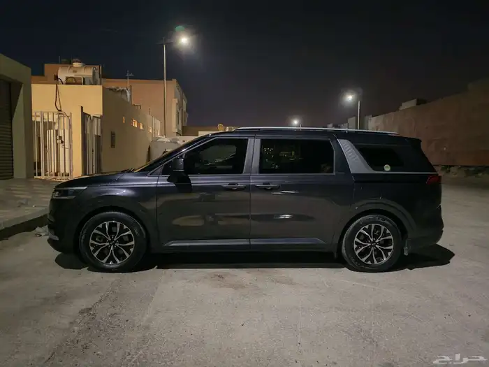 كيا كرنفال للبيع2021 ديزل 11 مقعد 19