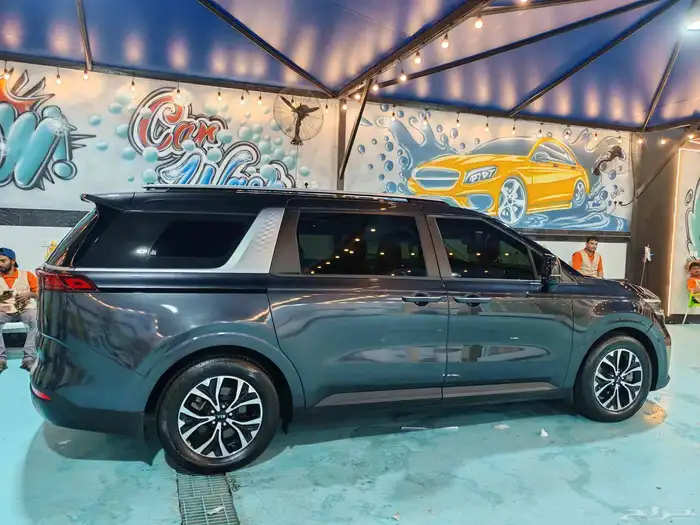 كيا كرنفال للبيع2021 ديزل 11 مقعد 12