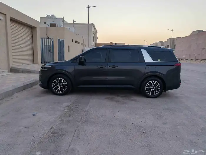 كيا كرنفال للبيع2021 ديزل 11 مقعد 0