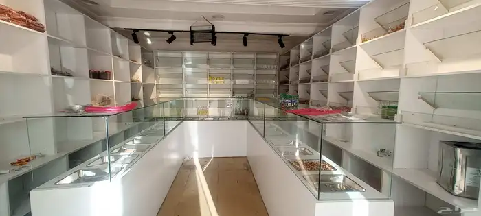 رفوف و وديكورات محل للبيع نجران 3