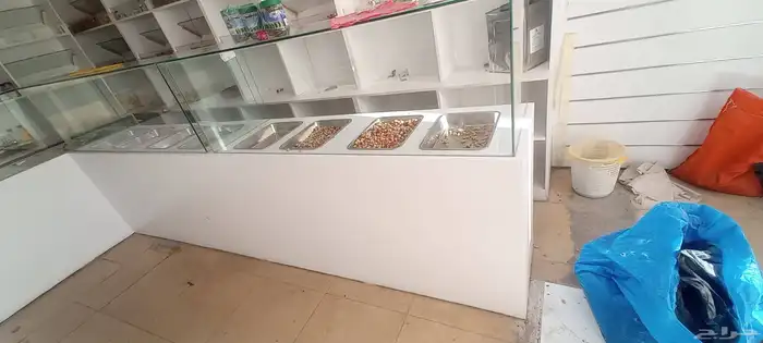 رفوف و وديكورات محل للبيع نجران 1