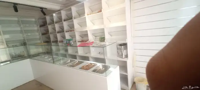 رفوف و وديكورات محل للبيع نجران 7