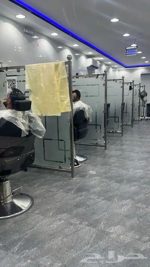 حلاق للتقبيل على شارع عام مميز 10