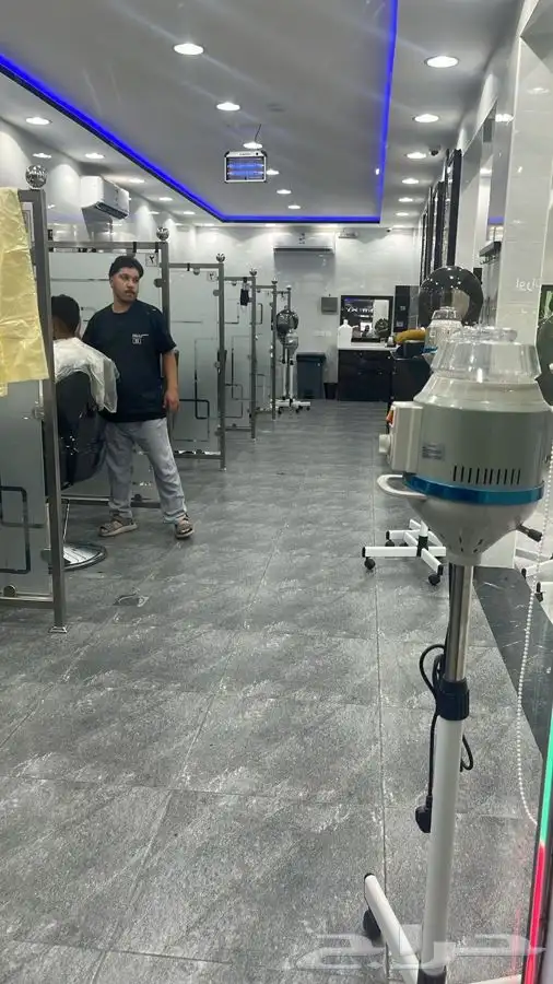 حلاق للتقبيل على شارع عام مميز 11