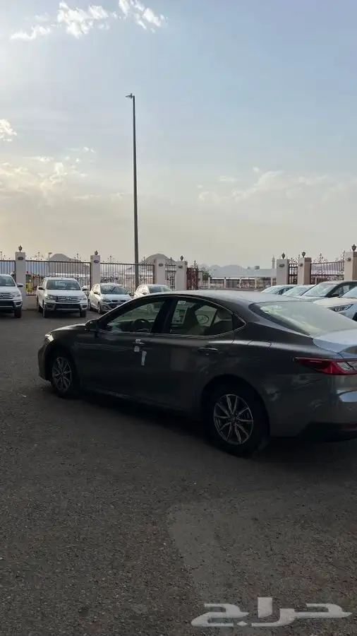 تويوتا كامري 2025 E استندر تيتانيوم وابيض 5