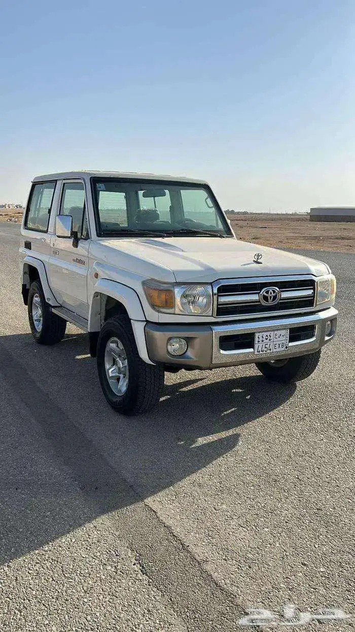 تويوتا ربع ابيض موديل 2011 1