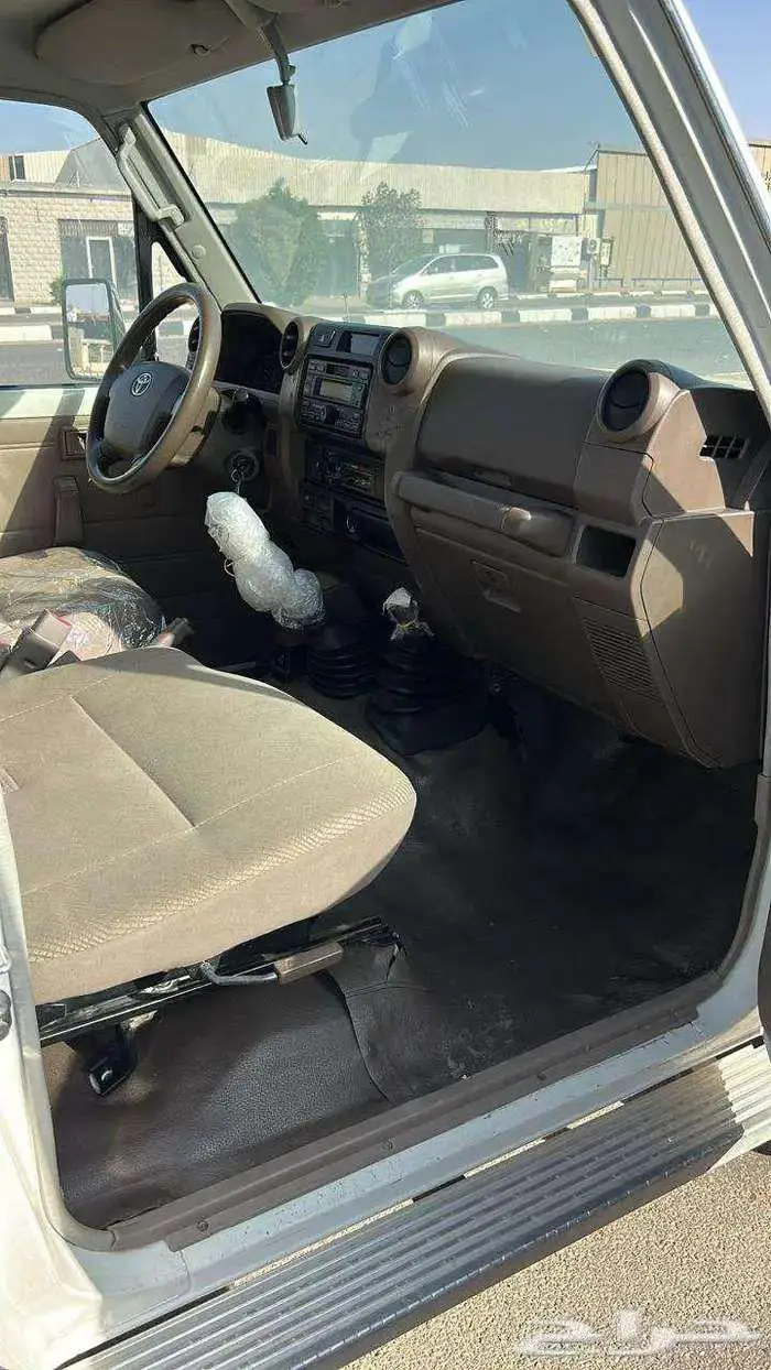 تويوتا ربع ابيض موديل 2011 16