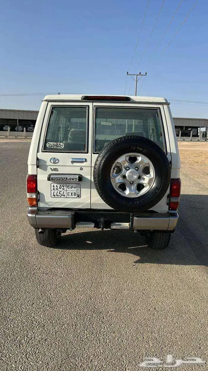 تويوتا ربع ابيض موديل 2011 5