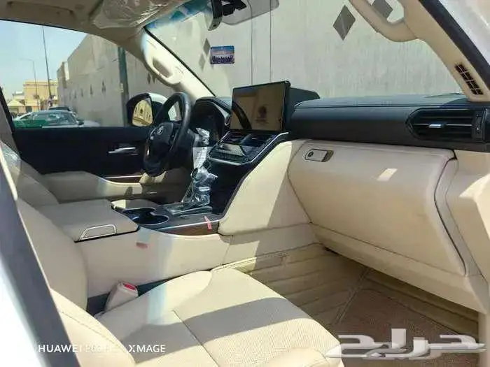 لاند كروزر GXRL4 ابيض 2023 16