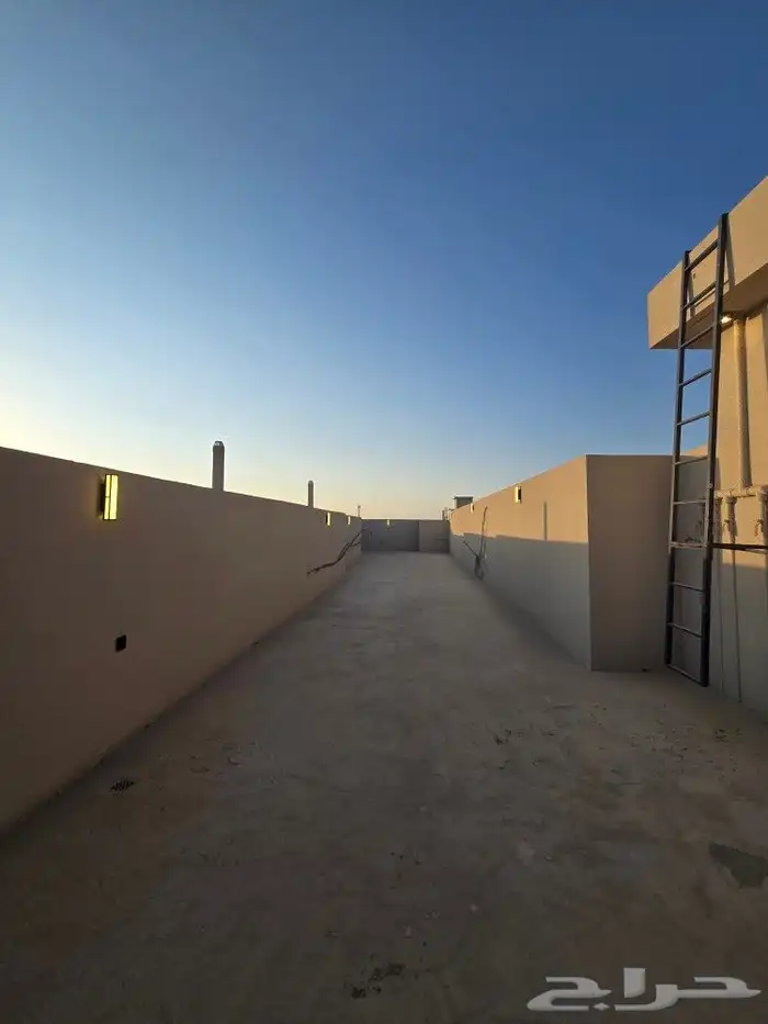 للبيع شقق علويه VIP سطح مستقل 6غرف من 500 ألف حي درة الموسي 23