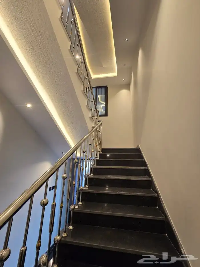 للبيع شقق علويه VIP سطح مستقل 6غرف من 500 ألف حي درة الموسي 5