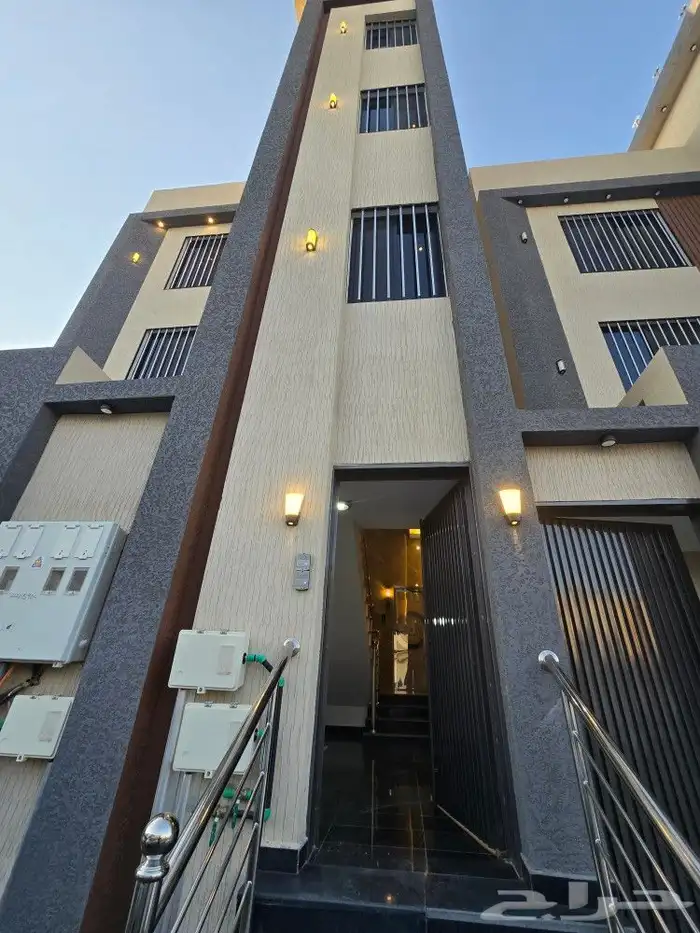 للبيع شقق علويه VIP سطح مستقل 6غرف من 500 ألف حي درة الموسي 3