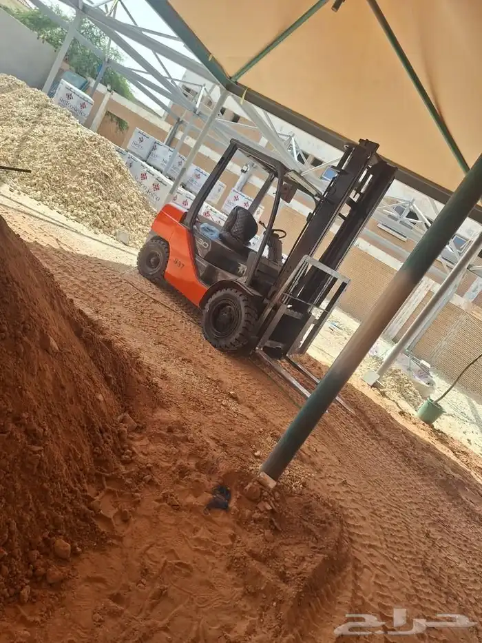 رافعات شوكيه للايجار بجميع احجامها 3