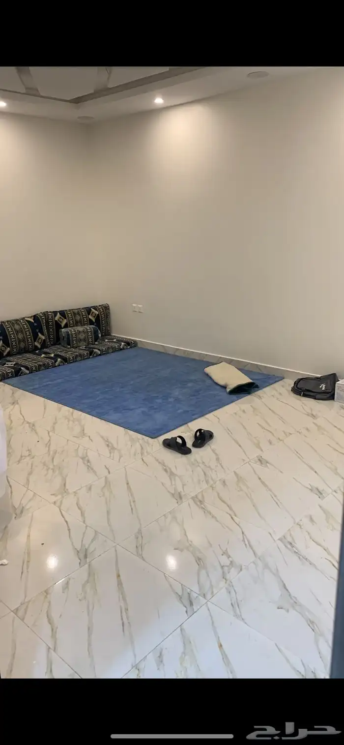 شقة غرفتين و حمام بدون مطبخ سكن عوائل فالملحق الدور الاول 0