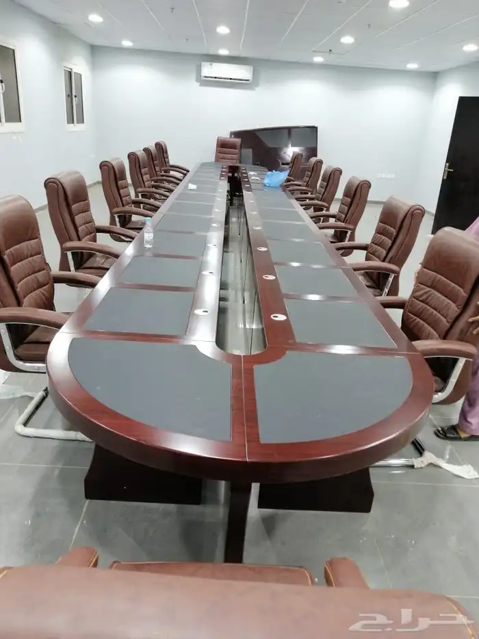 طاولة اجتماعات تجمع بين الأناقة والجمال بأحجام مختلفة 55