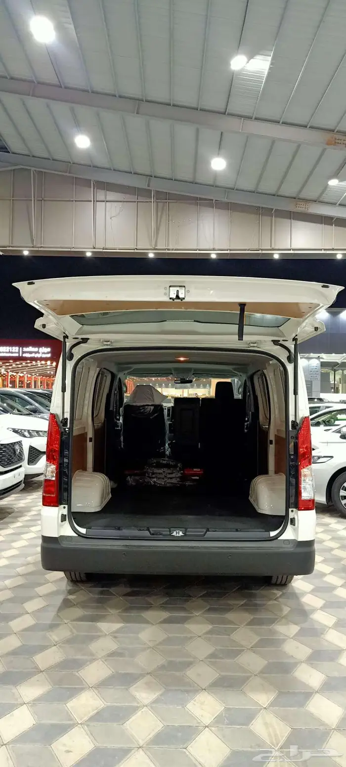 تويوتا باص بضاعة بنزين سقف منخفض متوافر موديل 2025 و 2026 4