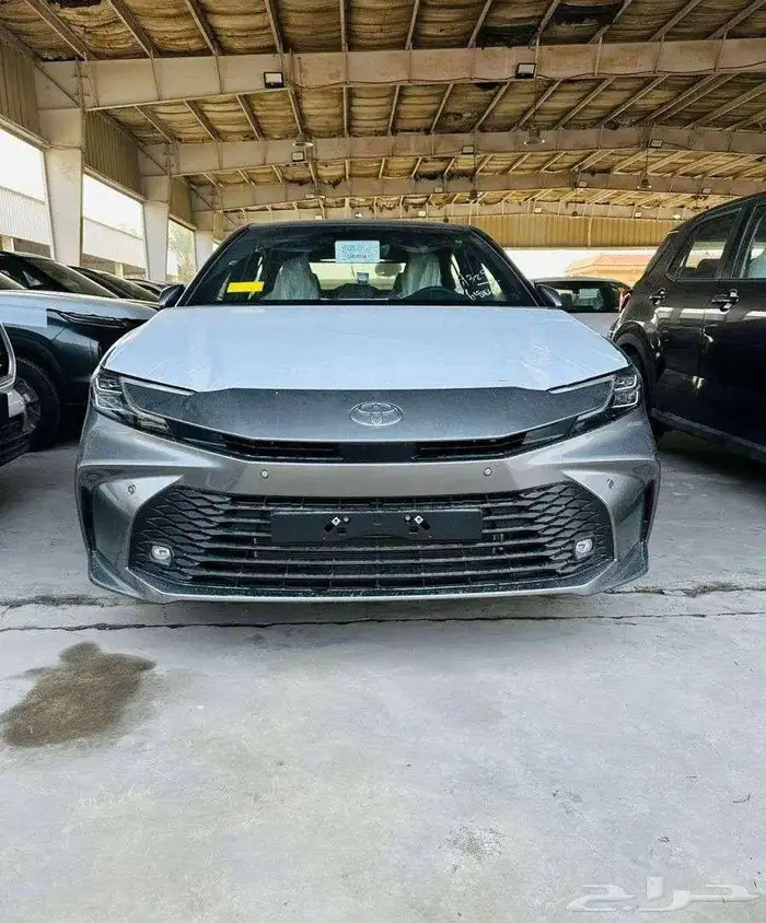 تويوتا كامري LE هايبرد 2025 اصفار 12