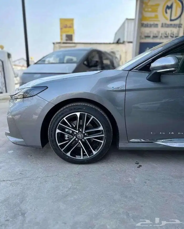 تويوتا كامري LE هايبرد 2025 اصفار 8