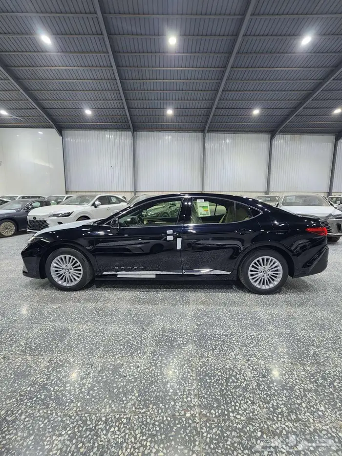 كامري LE فتحه سقف 2025 بنزين اسود السعر 126500 3