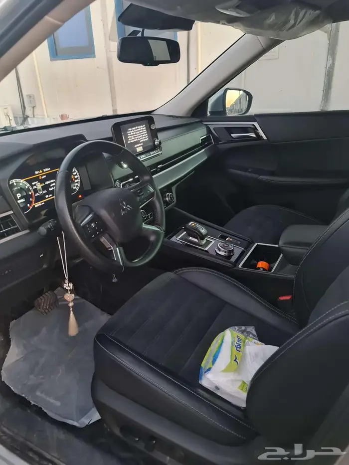 للتنازل مستوبيشي اوتلاندر 2024 بمقابل 3