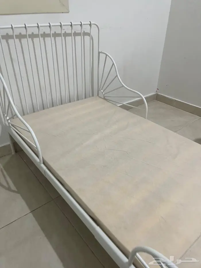 دولاب ثلاثة ظرف ايكيا وسرير أطفال ايكيا مع مرتبته 4