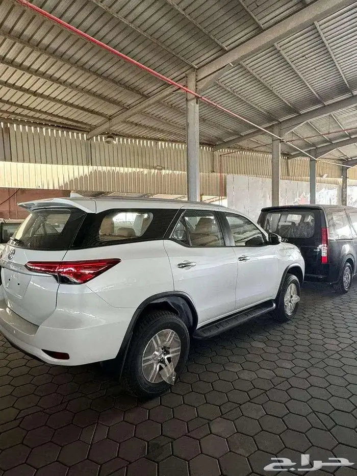تويوتا فورتشنر GX2 بنزين 2025 بدون دبل ابيض وفضي 3