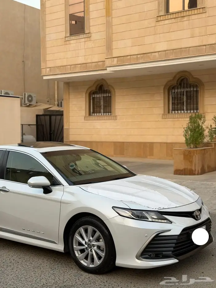 تويوتا كامري 2024 فل كامل بنزين ابيض لولوي 2