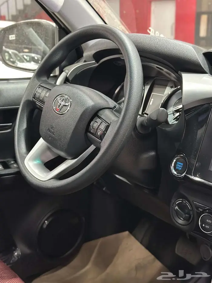 هايلوكس غمارتين بنزين سوبر فل كامل 2025 قير عادي واتوماتيك 9