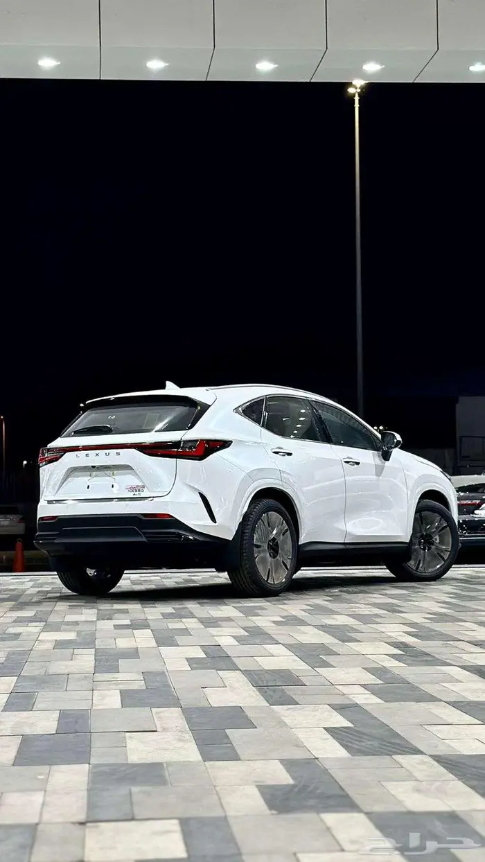 لكزس ان اكس 2025 5