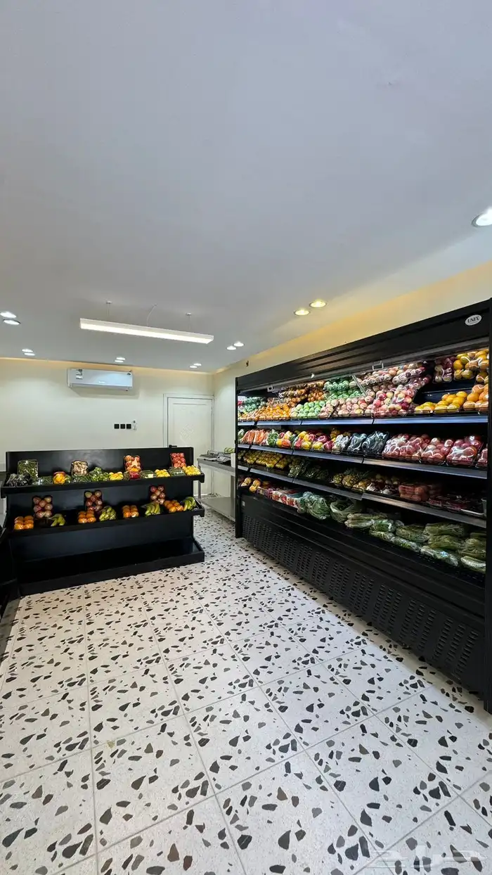 للبيع ثلاجه خضار 2 متر و80 في ارتفاع 2 ونص. السوم 17 0