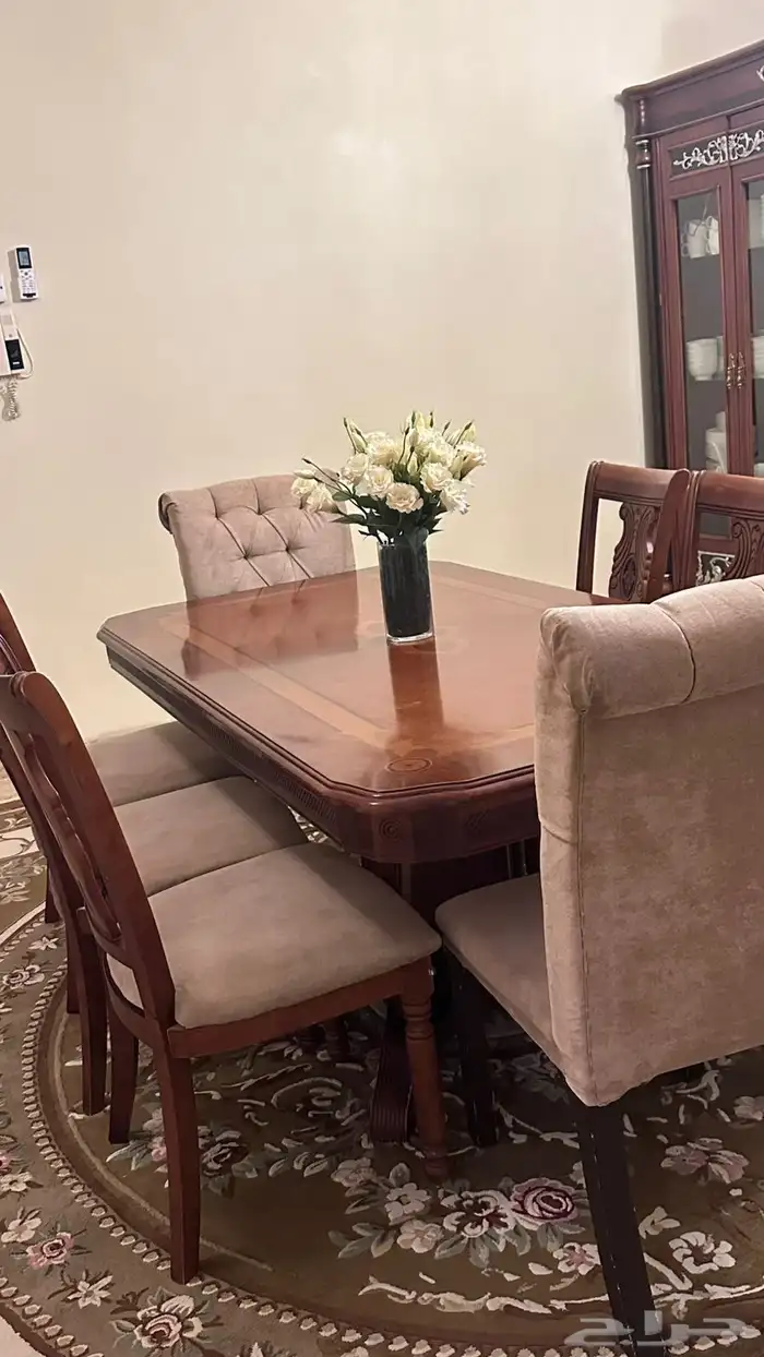 طاولة طعام ل8 كراسي استعمال نظيف وجديد كما هو واضح بالصور 1