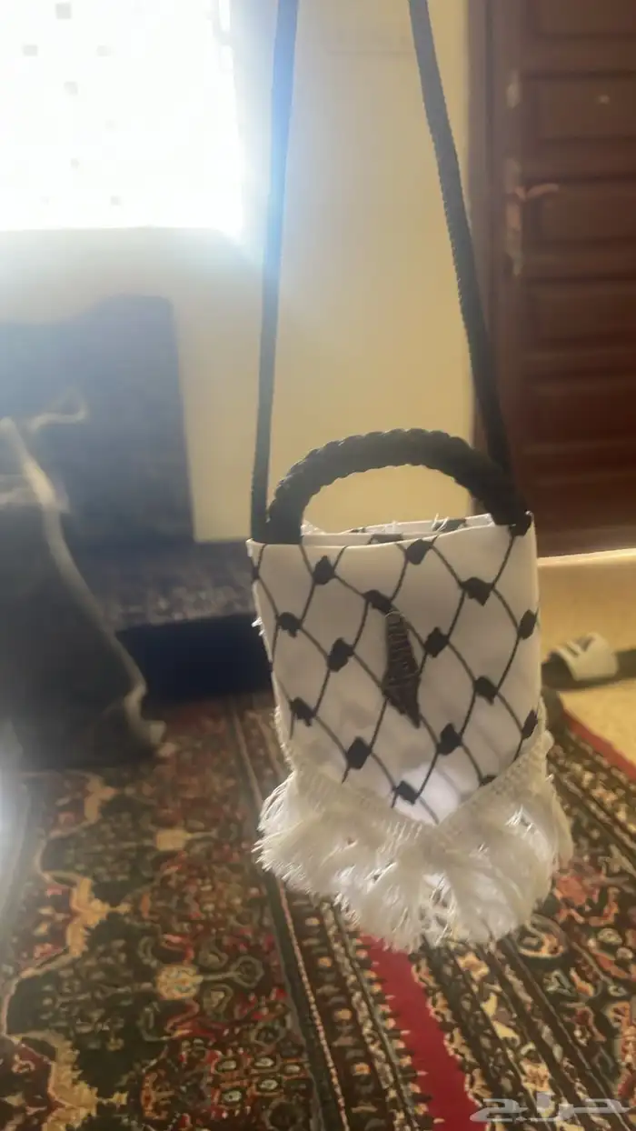 تعليقه للسياره بلون ابيض وأسود واحمر وأسود 0