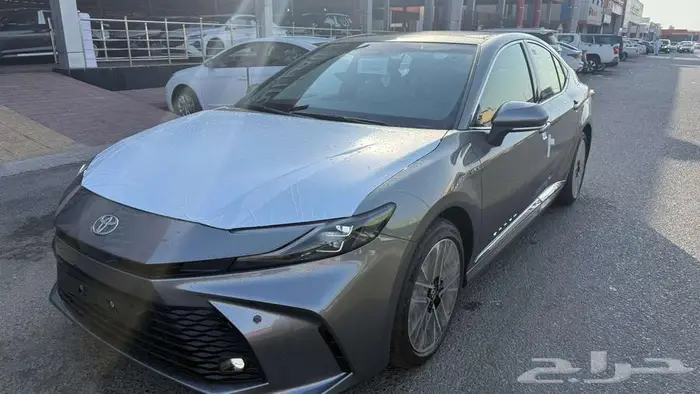 تويوتا كامري LE هايبرد بانوراما 2025 11