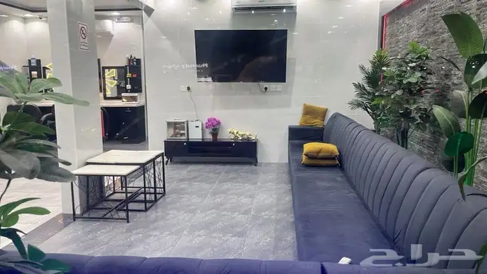 حلاق للتقبيل على شارع عام مميز 4