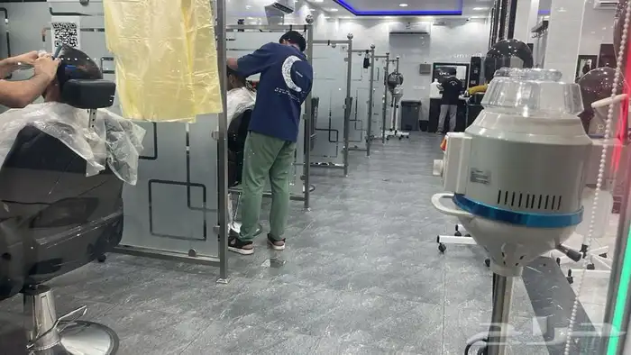 حلاق للتقبيل على شارع عام مميز 9