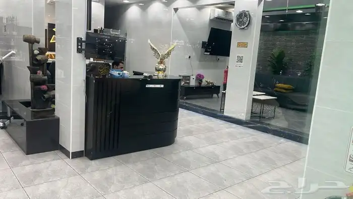 حلاق للتقبيل على شارع عام مميز 12