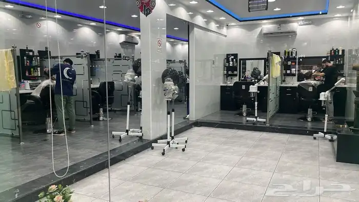 حلاق للتقبيل على شارع عام مميز 6