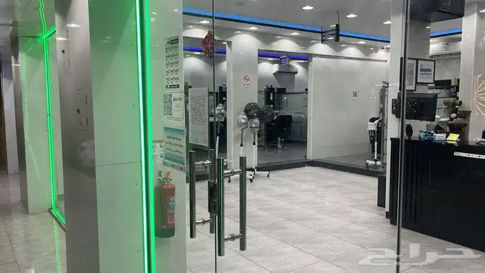 حلاق للتقبيل على شارع عام مميز 5