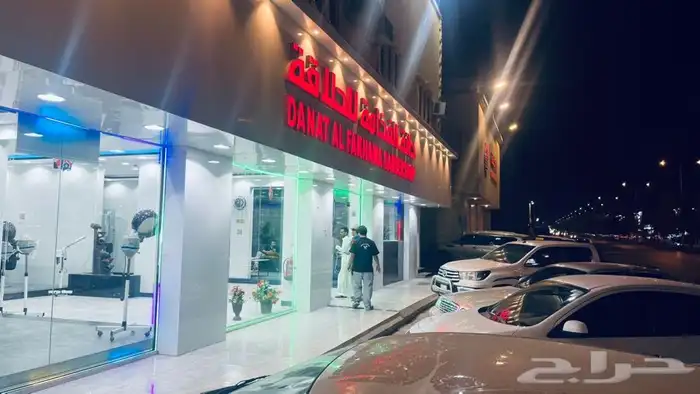 حلاق للتقبيل على شارع عام مميز 2