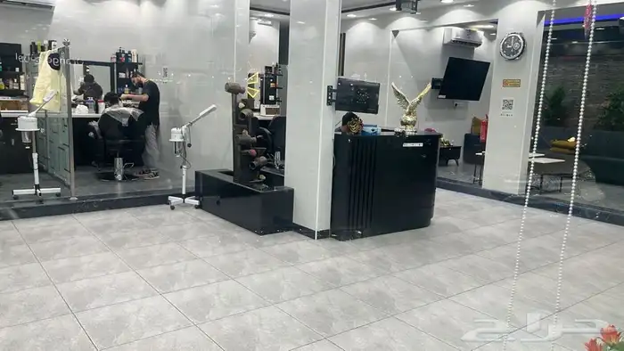 حلاق للتقبيل على شارع عام مميز 8