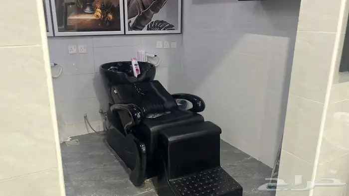 حلاق للتقبيل على شارع عام مميز 16