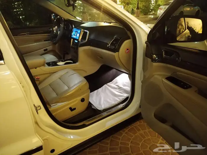 جراند شيروكي موديل 2011 فل كامل فتحه سقف 8 سلندر هيمي 4