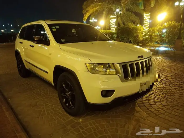 جراند شيروكي موديل 2011 فل كامل فتحه سقف 8 سلندر هيمي 5