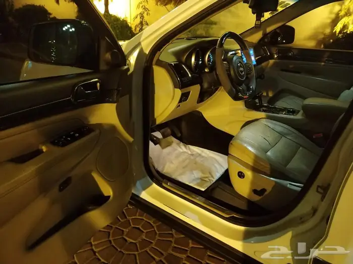 جراند شيروكي موديل 2011 فل كامل فتحه سقف 8 سلندر هيمي 11