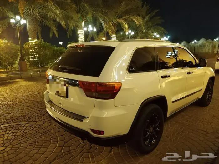 جراند شيروكي موديل 2011 فل كامل فتحه سقف 8 سلندر هيمي 3