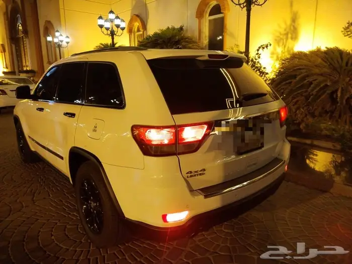 جراند شيروكي موديل 2011 فل كامل فتحه سقف 8 سلندر هيمي 2