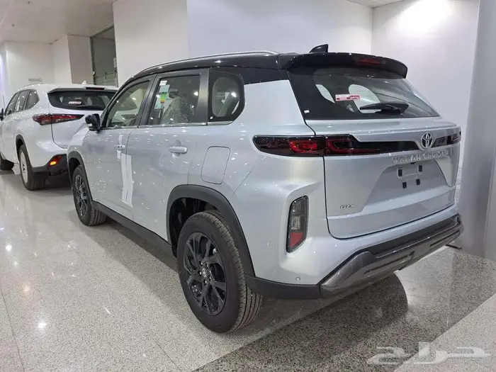 تويوتا اوربان كروزر GLX فل 2026 3