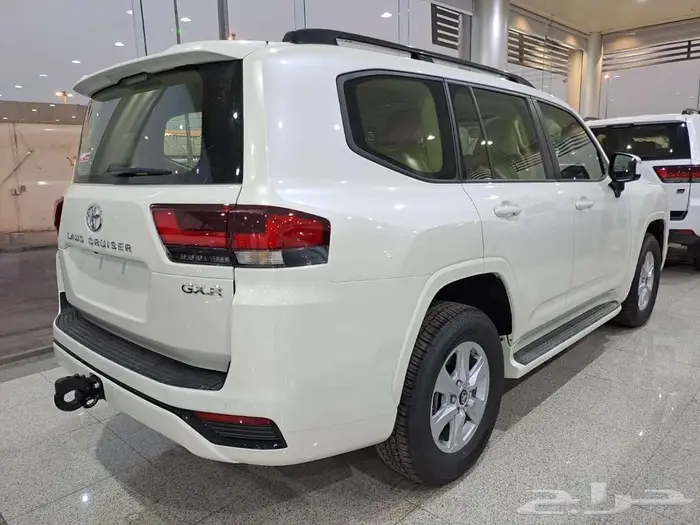 تويوتا لاندكروزر GXR 2 بنزين موديل 2025 8