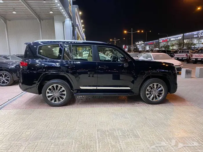 تويوتا لاندكروزر 2025-L3 بنزين. ( اسود ) 3
