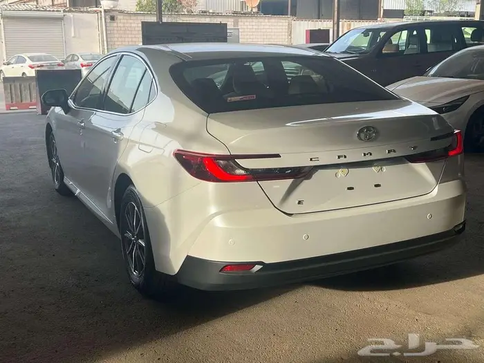 تويوتا كامري E بنزين موديل 2025 4